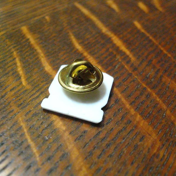 🛍 Unilever Vintage "U" Logo Company Lapel Pin - Picture 4 of 4